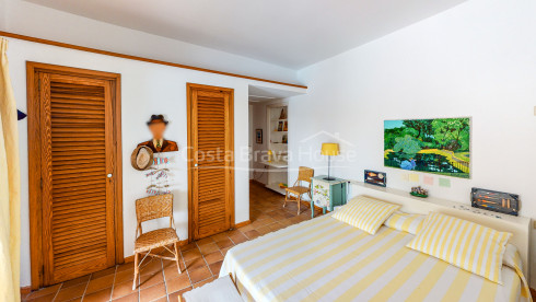 Exclusieve villa aan zee te koop in Sa Tuna (Begur) met botenhuis direct aan het strand.