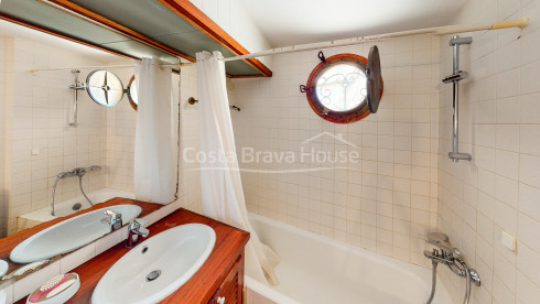 Exclusieve villa aan zee te koop in Sa Tuna (Begur) met botenhuis direct aan het strand.