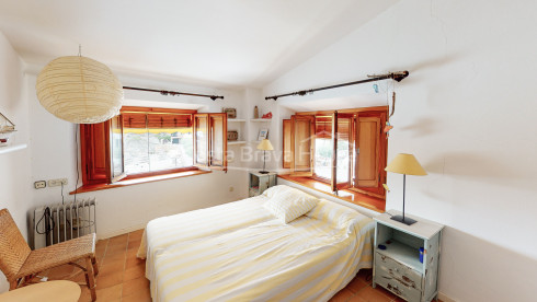 Exclusieve villa aan zee te koop in Sa Tuna (Begur) met botenhuis direct aan het strand.