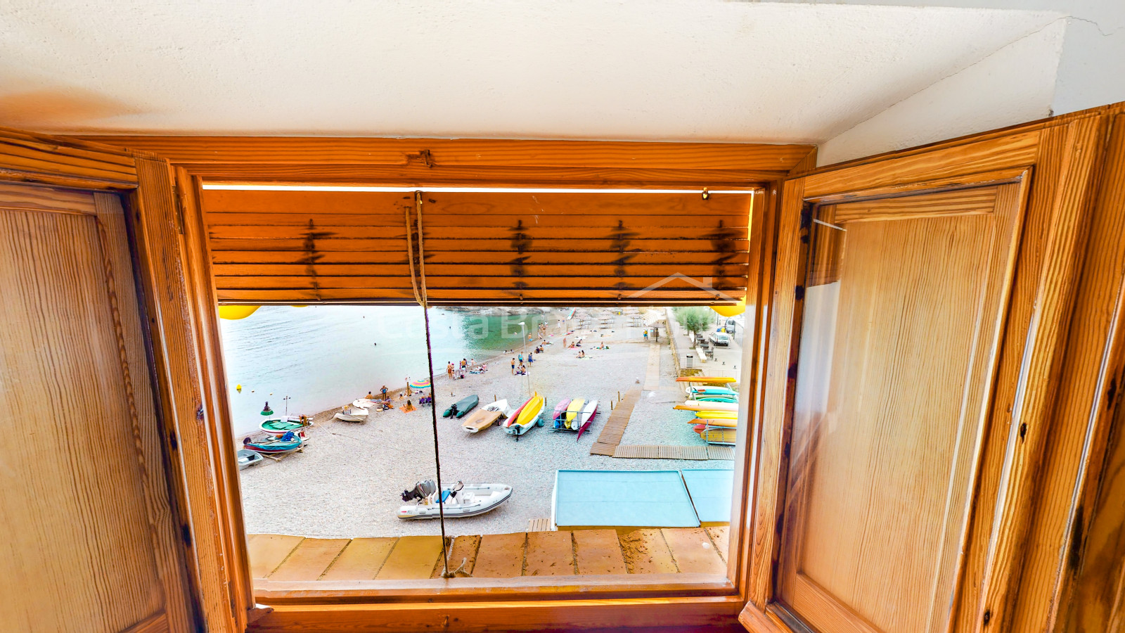 Exclusieve villa aan zee te koop in Sa Tuna (Begur) met botenhuis direct aan het strand.