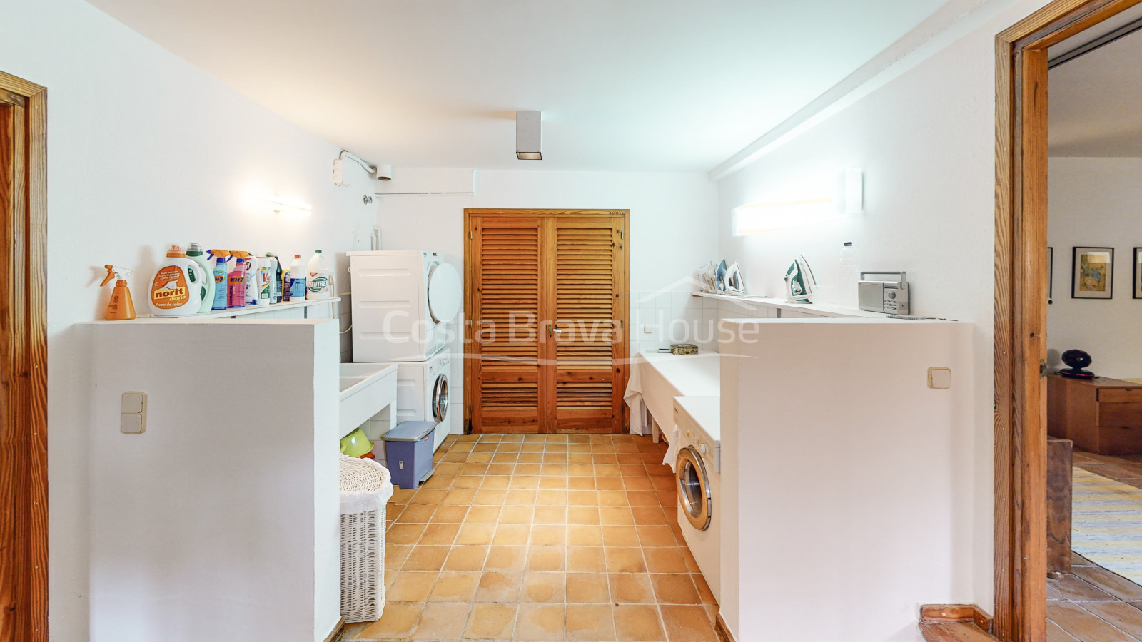Exclusieve villa aan zee te koop in Sa Tuna (Begur) met botenhuis direct aan het strand.