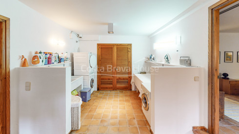 Exclusieve villa aan zee te koop in Sa Tuna (Begur) met botenhuis direct aan het strand.