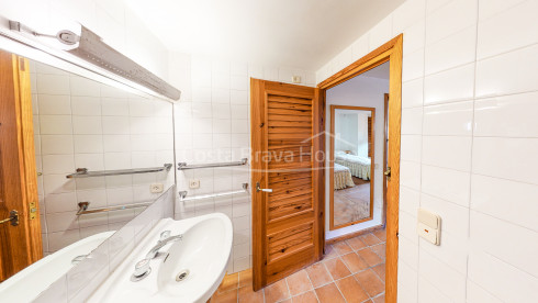 Villa exclusive en bord de mer à vendre à Sa Tuna (Begur) avec un hangar-bateau sur la plage