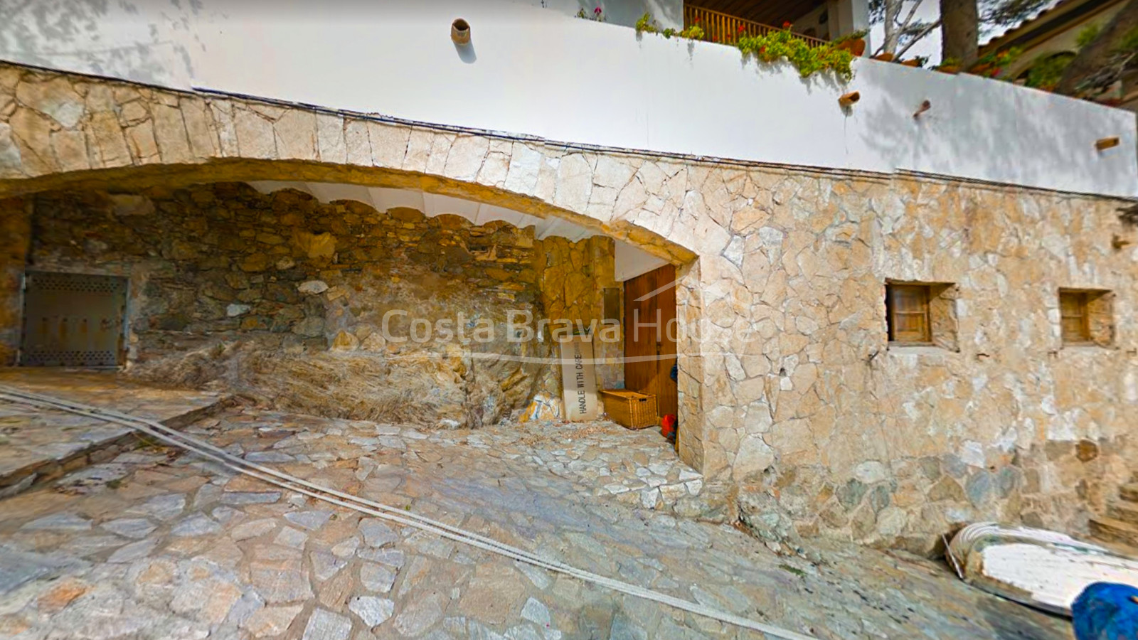 Exclusieve villa aan zee te koop in Sa Tuna (Begur) met botenhuis direct aan het strand.