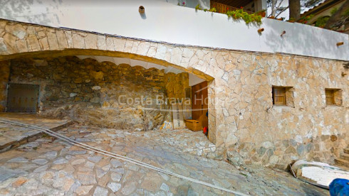 Exclusieve villa aan zee te koop in Sa Tuna (Begur) met botenhuis direct aan het strand.