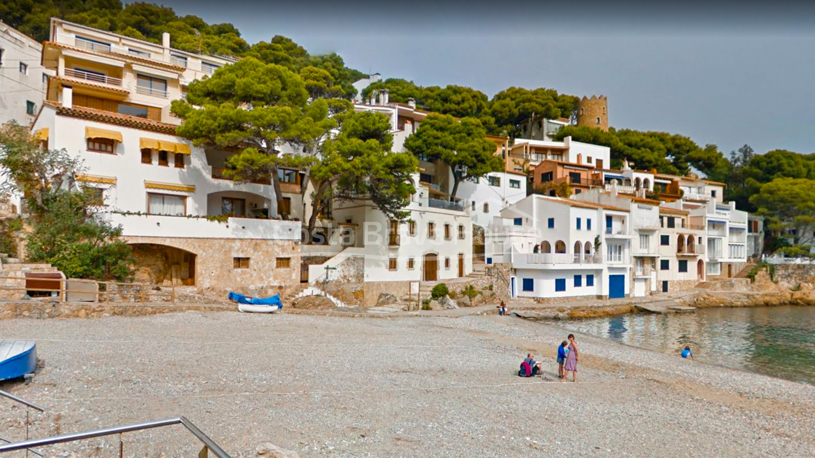 Exclusieve villa aan zee te koop in Sa Tuna (Begur) met botenhuis direct aan het strand.