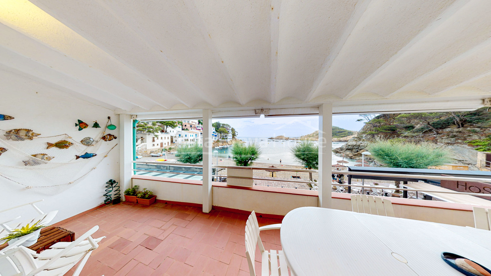 Apartament a peu de platja amb terrassa i vistes al mar en venda al centre de cala Sa Tuna, Begur