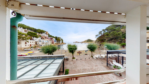 Apartamento a pie de playa con terraza y vistas al mar en venta en el centro de cala Sa Tuna, Begur