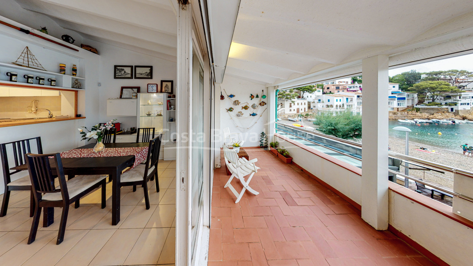 Apartamento a pie de playa con terraza y vistas al mar en venta en el centro de cala Sa Tuna, Begur