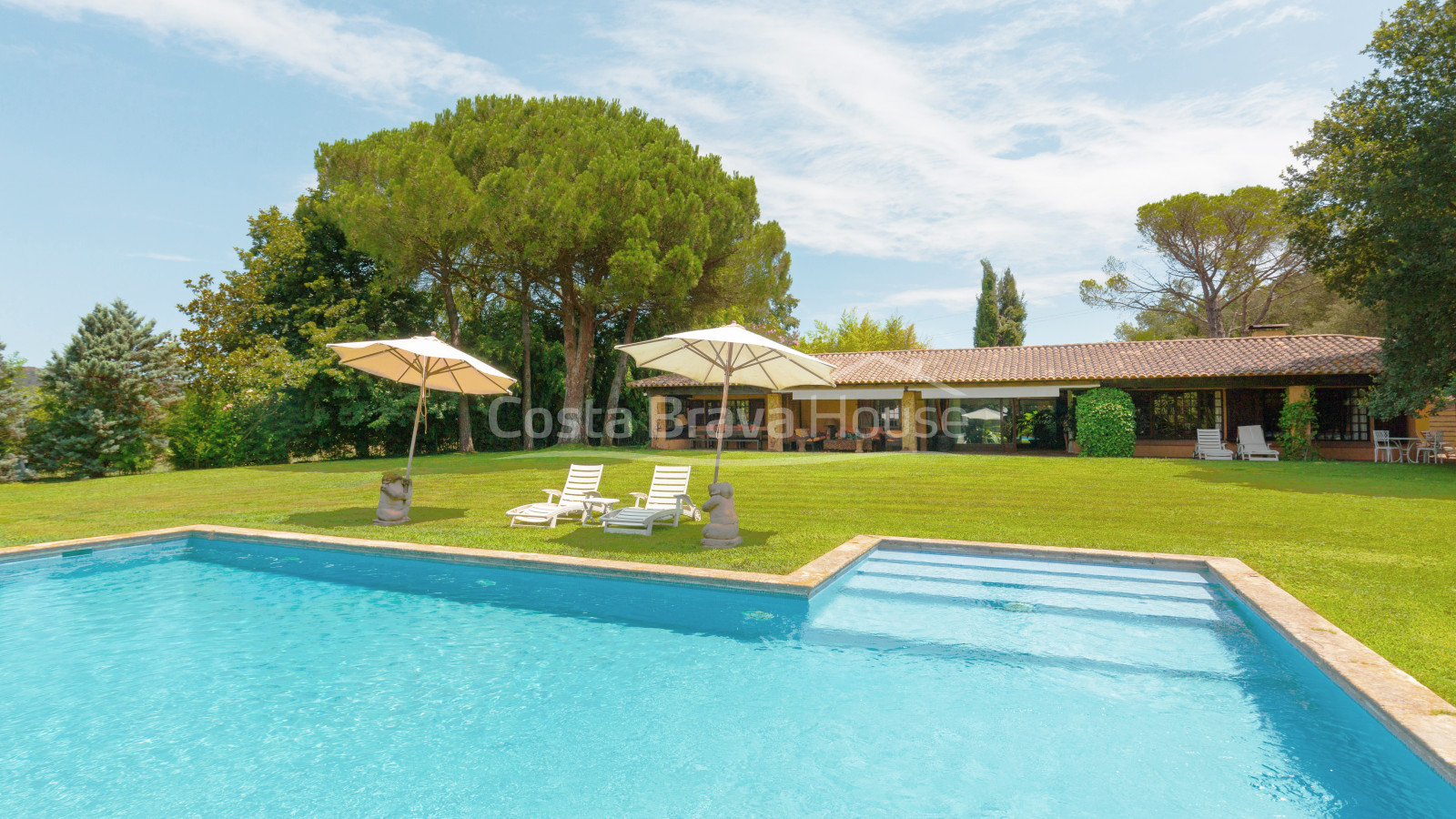 Exclusive property near Begur with large land and horse stables