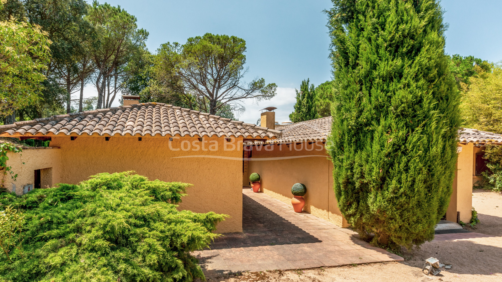 Exclusive property near Begur with large land and horse stables