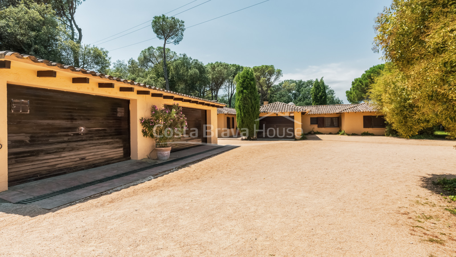 Exclusive property near Begur with large land and horse stables