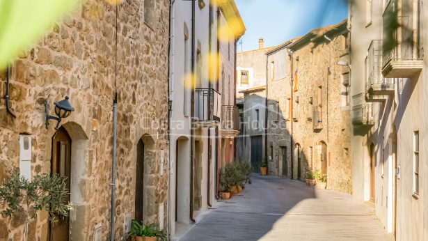Maison en pierre restaurée et modernisée à vendre à Corçà