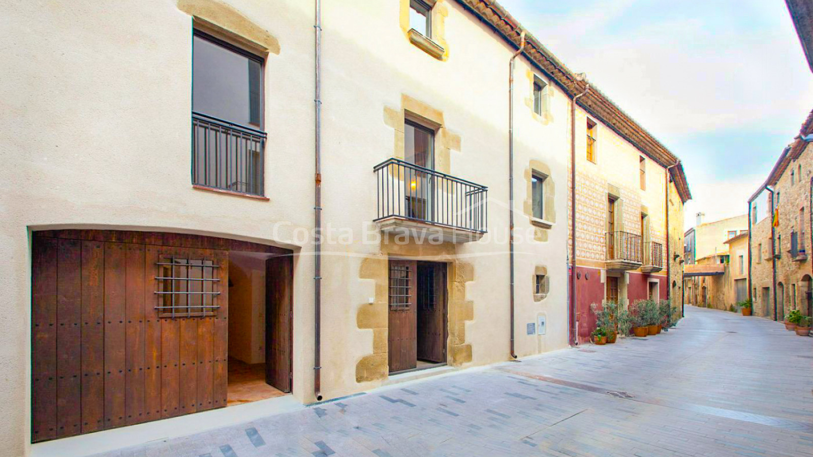 Casa de poble restaurada i modernitzada en venda a Corçà