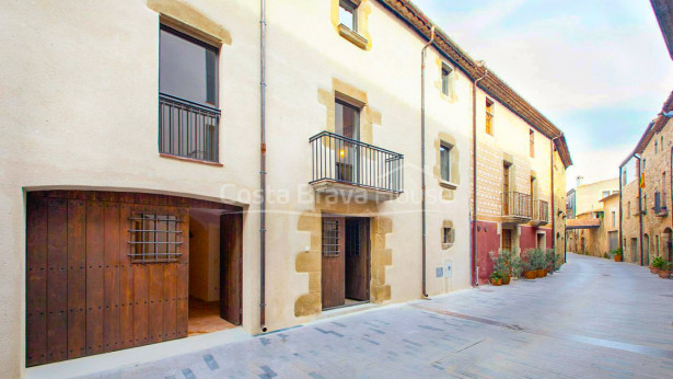 Casa de poble restaurada i modernitzada en venda a Corçà
