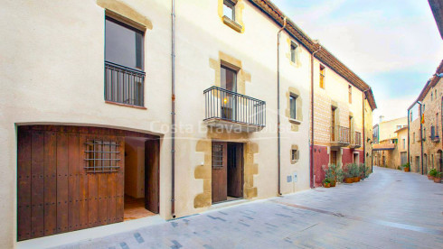 Casa de poble restaurada i modernitzada en venda a Corçà