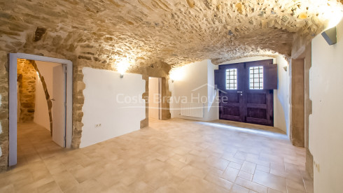 Maison en pierre restaurée et modernisée à vendre à Corçà