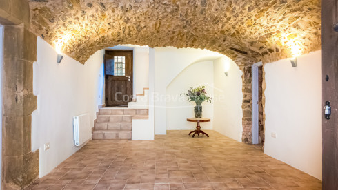 Casa de pueblo restaurada y modernizada en venta en Corçà