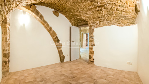 Casa de poble restaurada i modernitzada en venda a Corçà