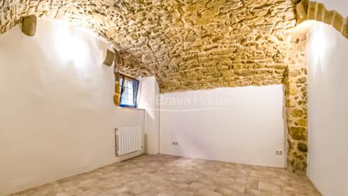 Casa de poble restaurada i modernitzada en venda a Corçà