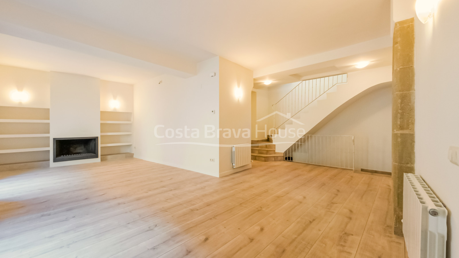 Casa de poble restaurada i modernitzada en venda a Corçà