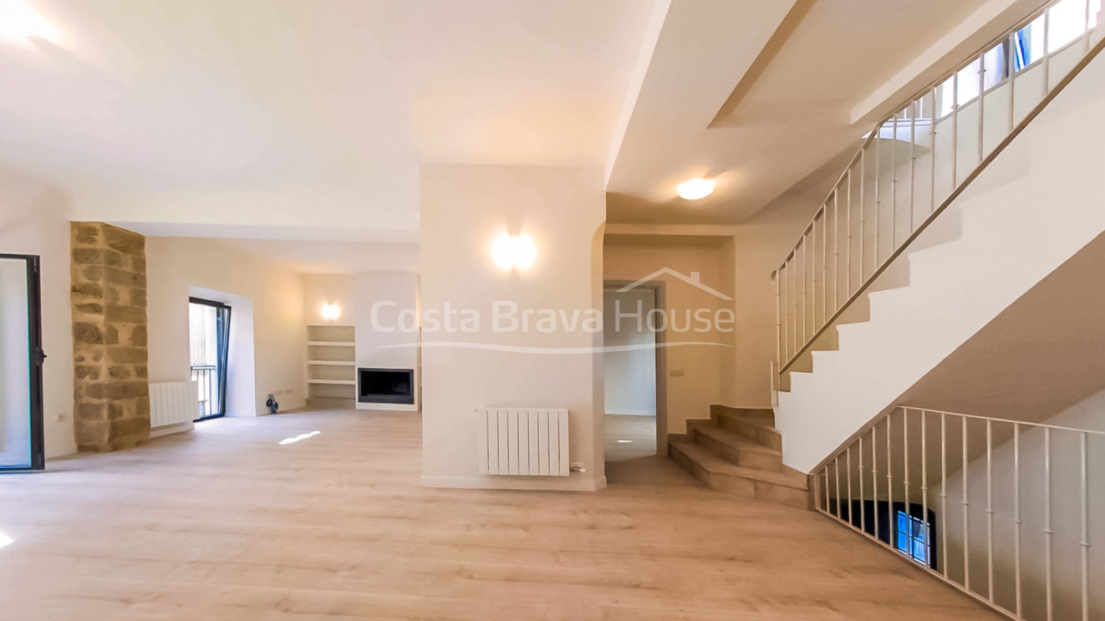 Maison en pierre restaurée et modernisée à vendre à Corçà