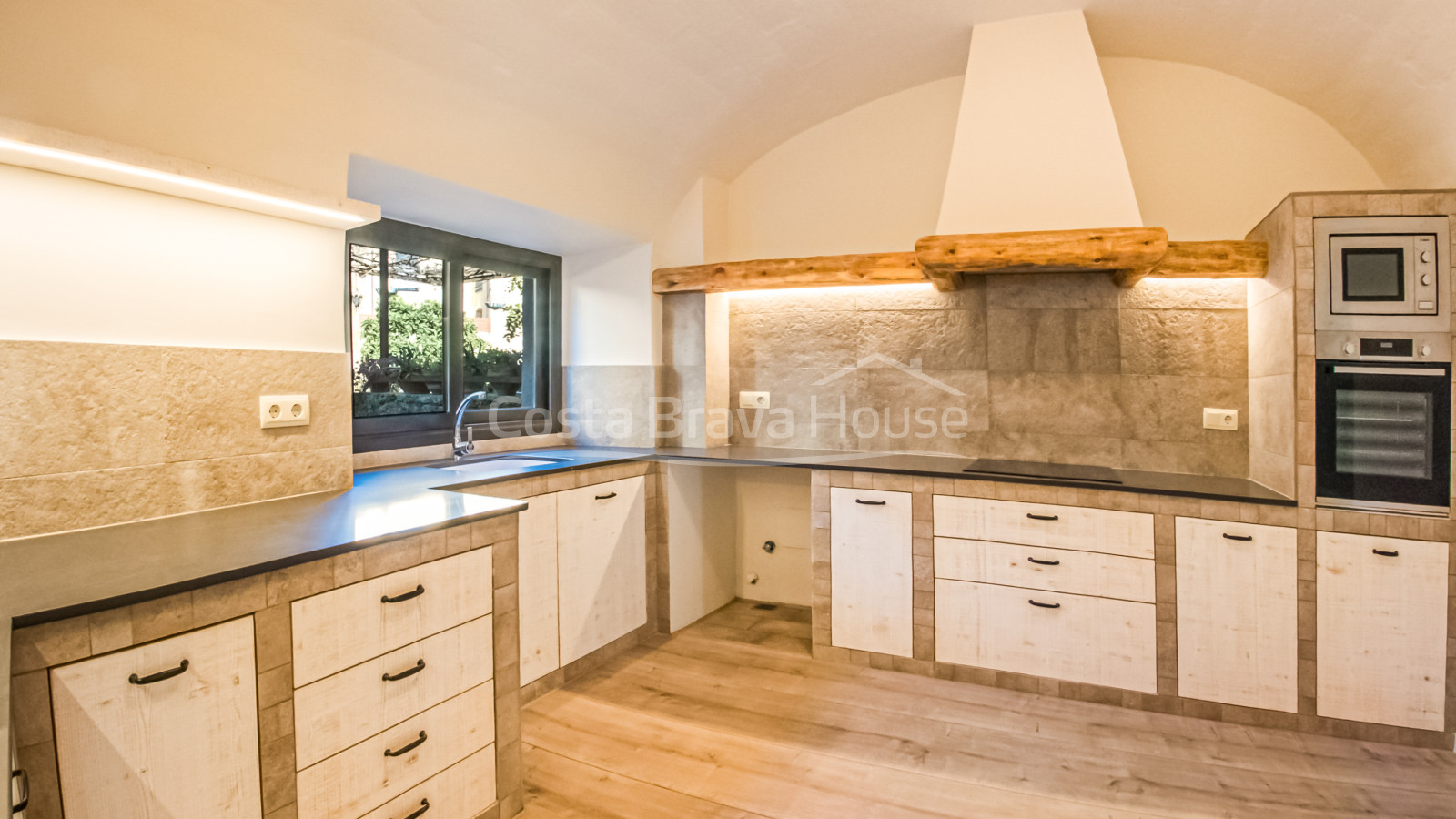 Maison en pierre restaurée et modernisée à vendre à Corçà