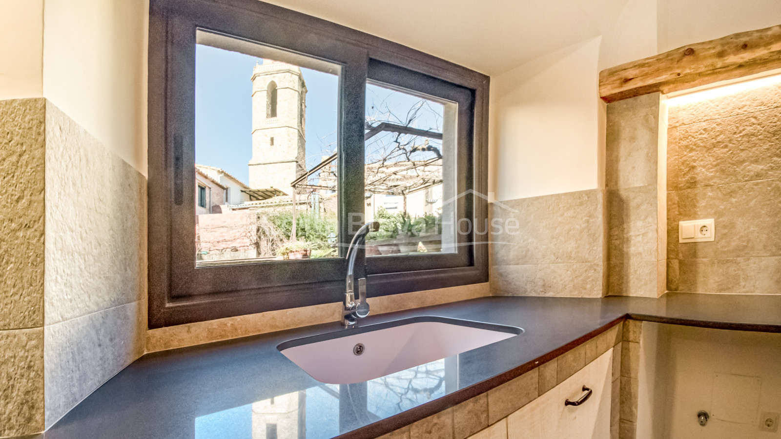 Casa de poble restaurada i modernitzada en venda a Corçà