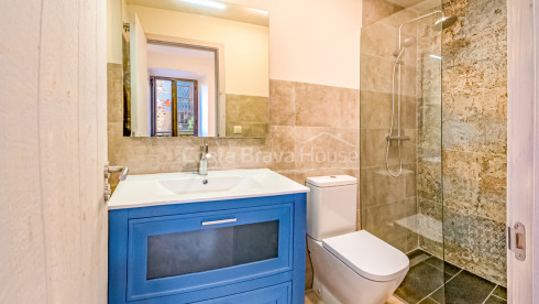 Maison en pierre restaurée et modernisée à vendre à Corçà