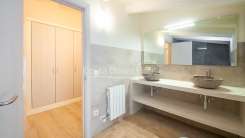 Maison en pierre restaurée et modernisée à vendre à Corçà