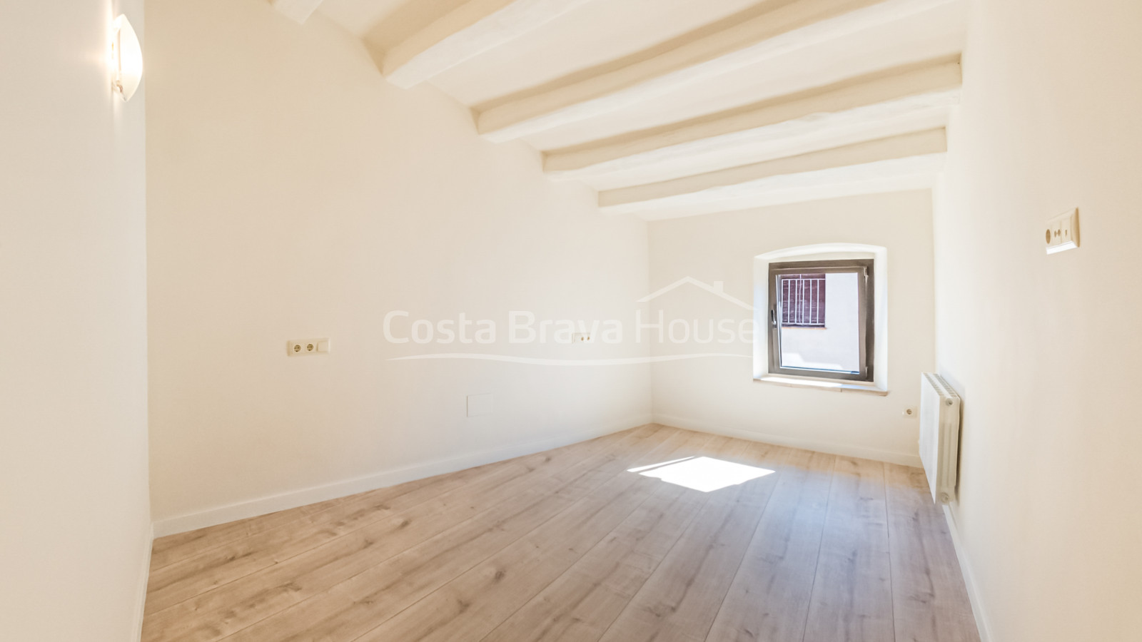 Casa de poble restaurada i modernitzada en venda a Corçà