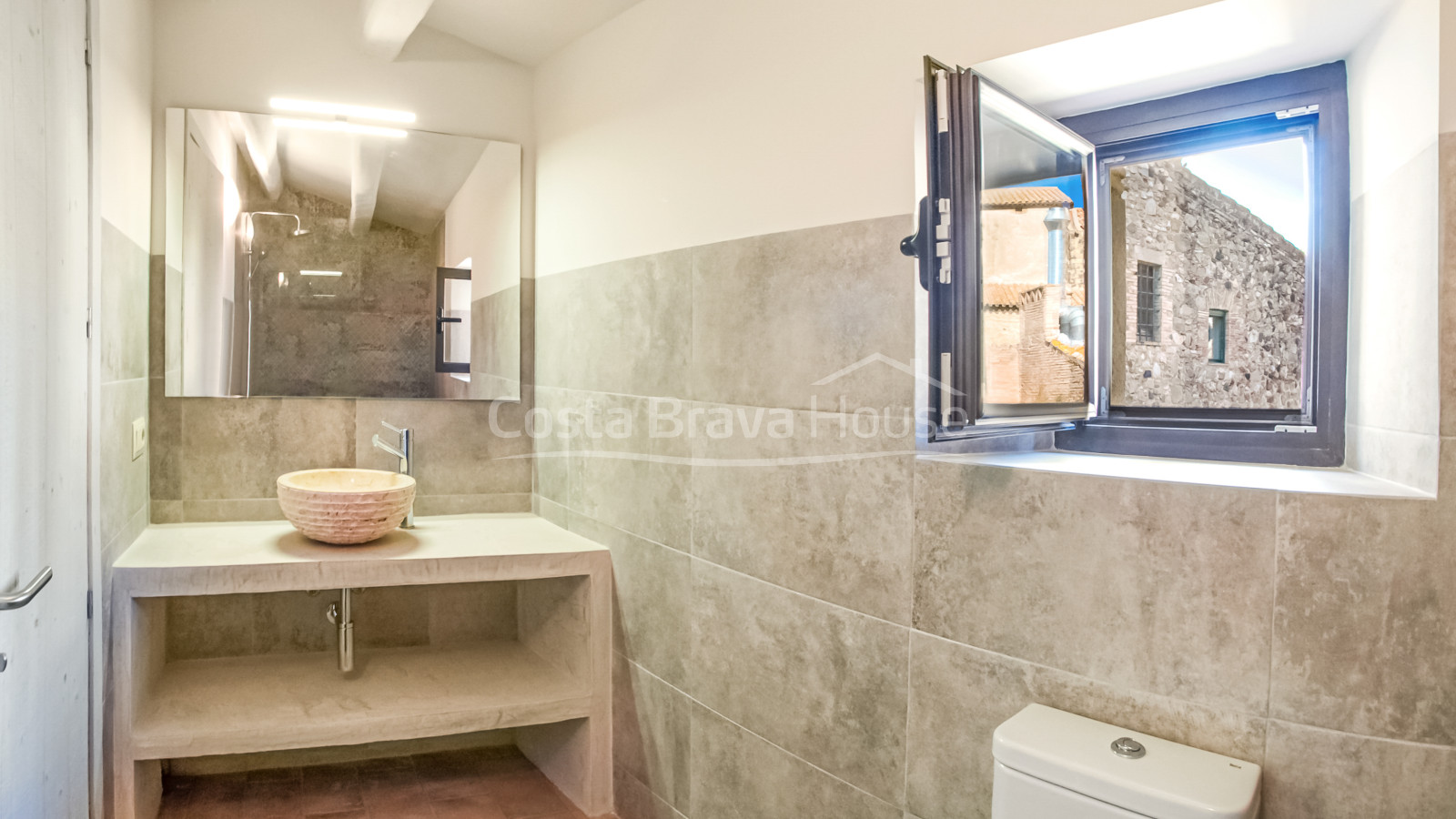 Old stone house fully restored and modernized in Corçà