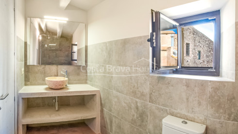 Old stone house fully restored and modernized in Corçà
