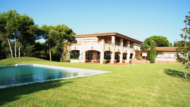 Luxury villa with 3.2 hectares of land for sale in Llafranc