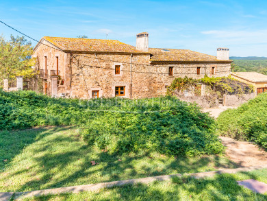 Casa de turismo rural en venta entre Llagostera y Romanyà de la Selva con 7 hectáreas de terreno