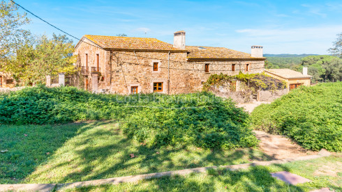 Casa de turismo rural en venta entre Llagostera y Romanyà de la Selva con 7 hectáreas de terreno