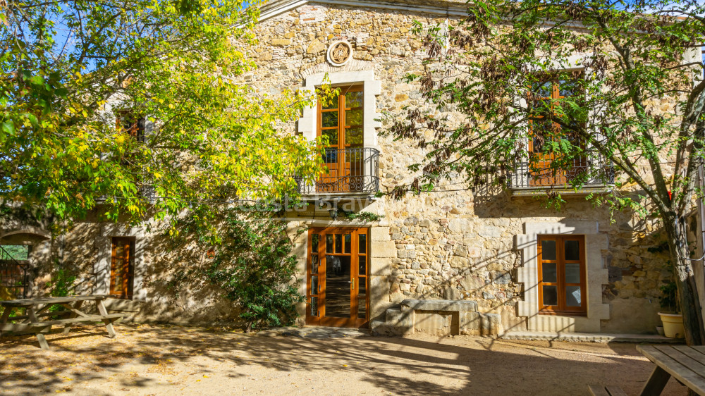 Casa de turismo rural en venta entre Llagostera y Romanyà de la Selva con 7 hectáreas de terreno