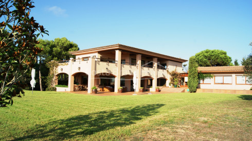 Luxury villa with 3.2 hectares of land for sale in Llafranc