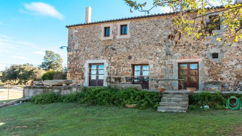 Casa de turismo rural en venta entre Llagostera y Romanyà de la Selva con 7 hectáreas de terreno