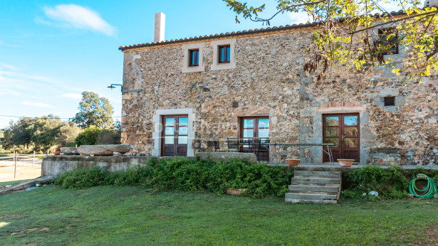 Rural tourism house for sale, between Llagostera and Romanyà de la Selva with 7 hectares of land
