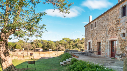 Casa de turismo rural en venta entre Llagostera y Romanyà de la Selva con 7 hectáreas de terreno