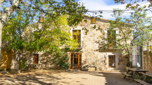 Casa de turismo rural en venta entre Llagostera y Romanyà de la Selva con 7 hectáreas de terreno