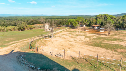 Casa de turismo rural en venta entre Llagostera y Romanyà de la Selva con 7 hectáreas de terreno