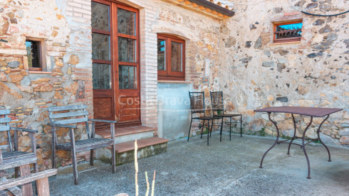 Casa de turismo rural en venta entre Llagostera y Romanyà de la Selva con 7 hectáreas de terreno
