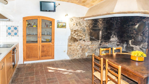Casa de turismo rural en venta entre Llagostera y Romanyà de la Selva con 7 hectáreas de terreno