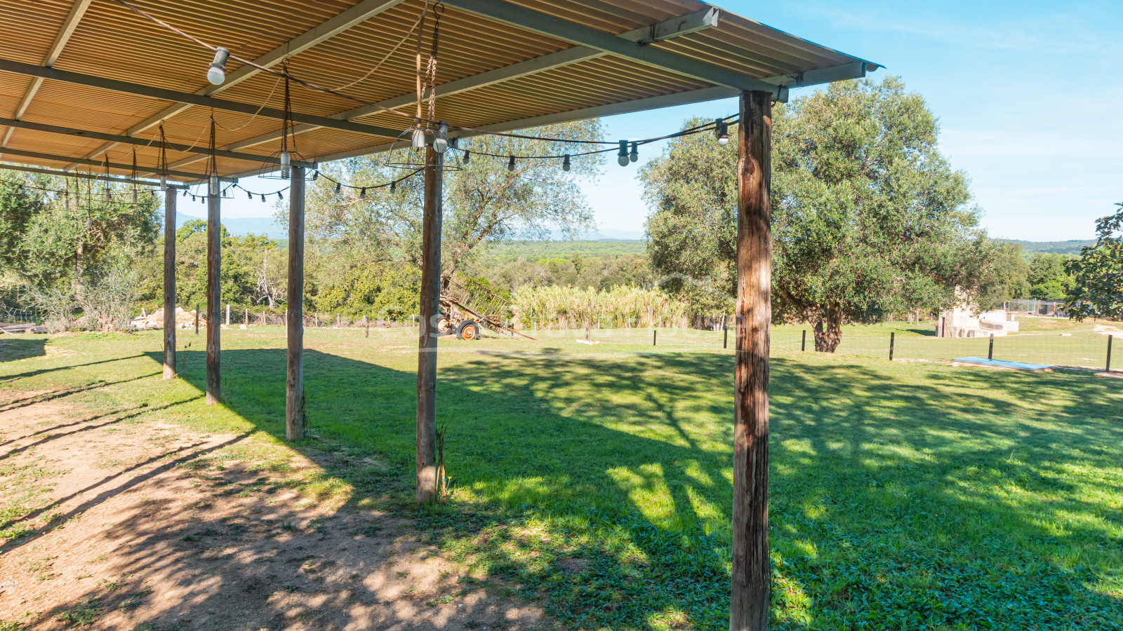 Casa de turismo rural en venta entre Llagostera y Romanyà de la Selva con 7 hectáreas de terreno