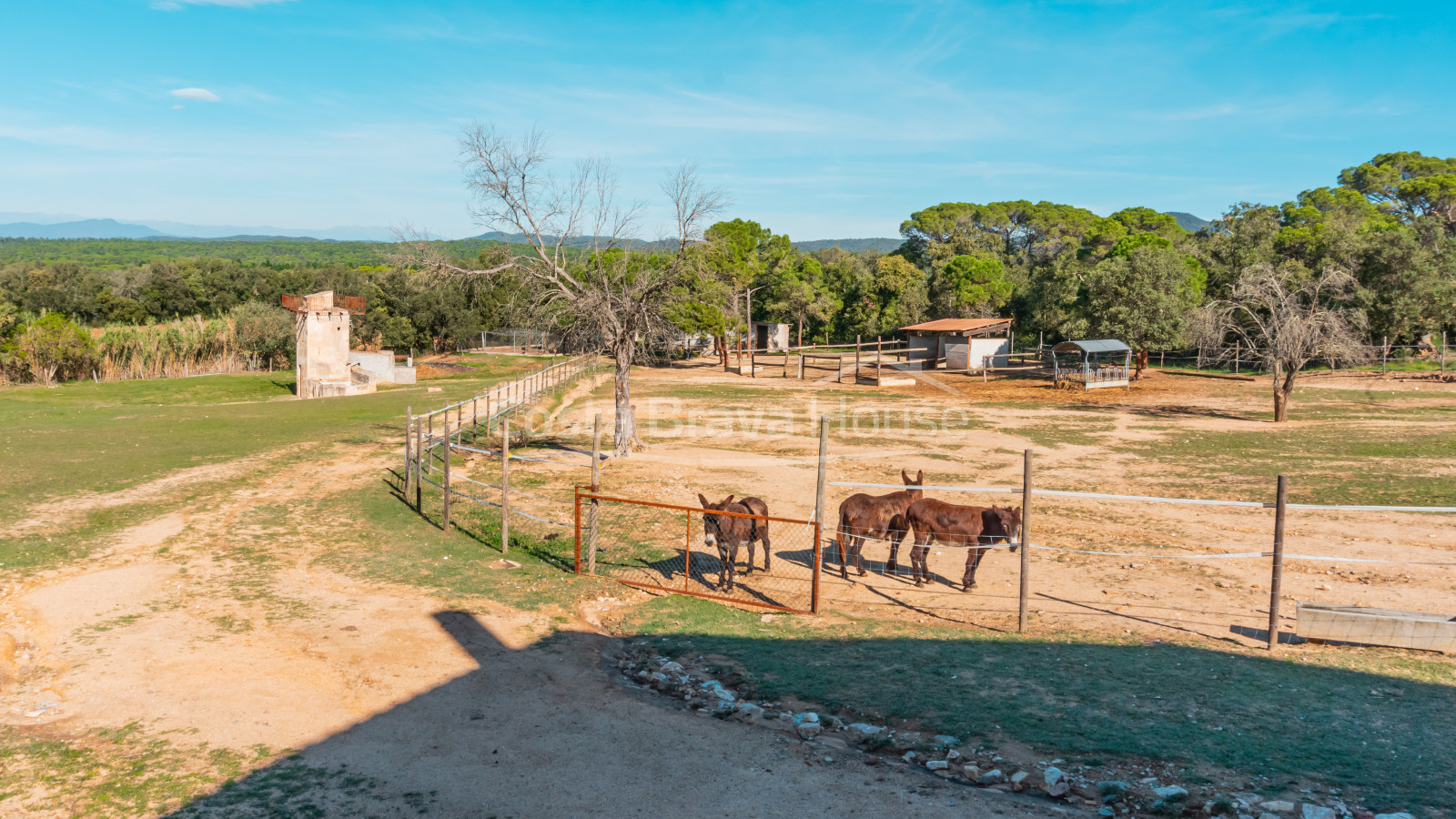 Rural tourism house for sale, between Llagostera and Romanyà de la Selva with 7 hectares of land