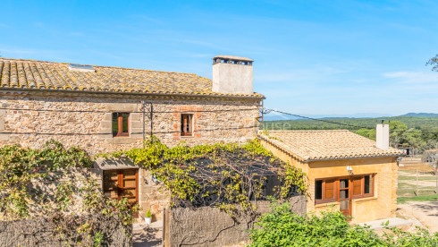 Casa de turismo rural en venta entre Llagostera y Romanyà de la Selva con 7 hectáreas de terreno