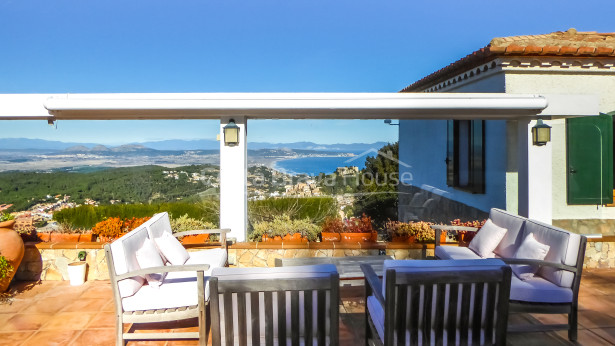 Casa con impresionantes vistas al mar en venta en Begur