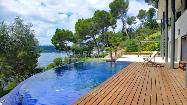 Fabulosa casa de lujo con piscina desbordante en venta en Llafranc
